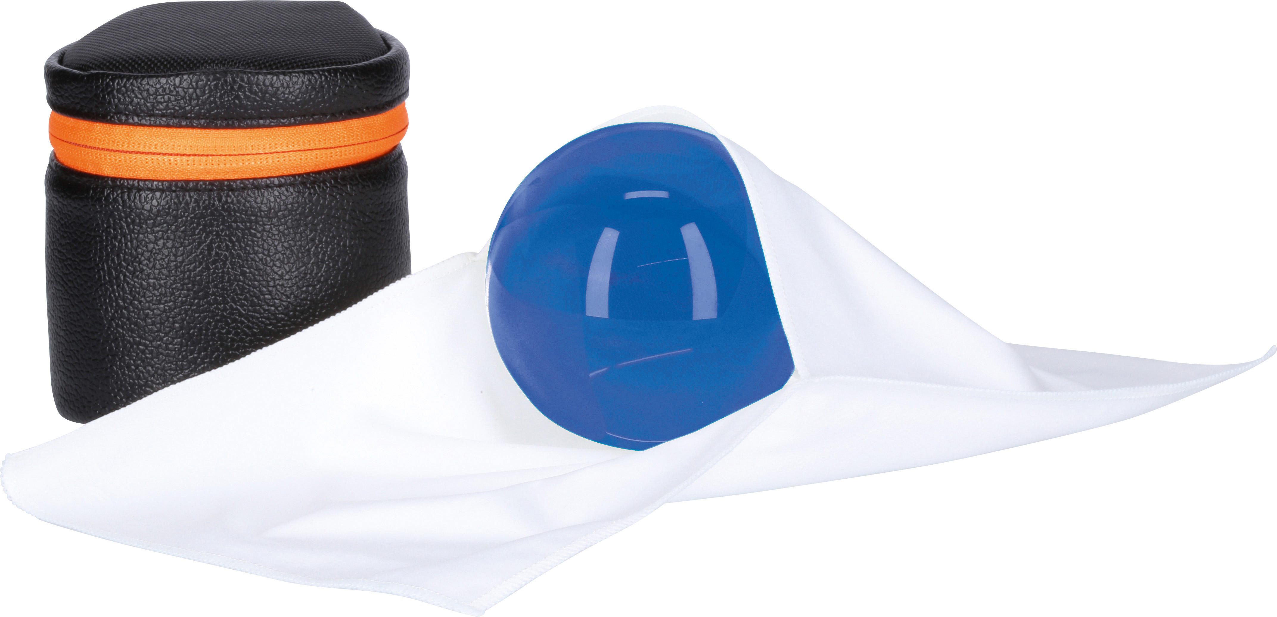 Blaue Glaskugel in weißem Tuch, schwarzes Etui, weißer Hintergrund.