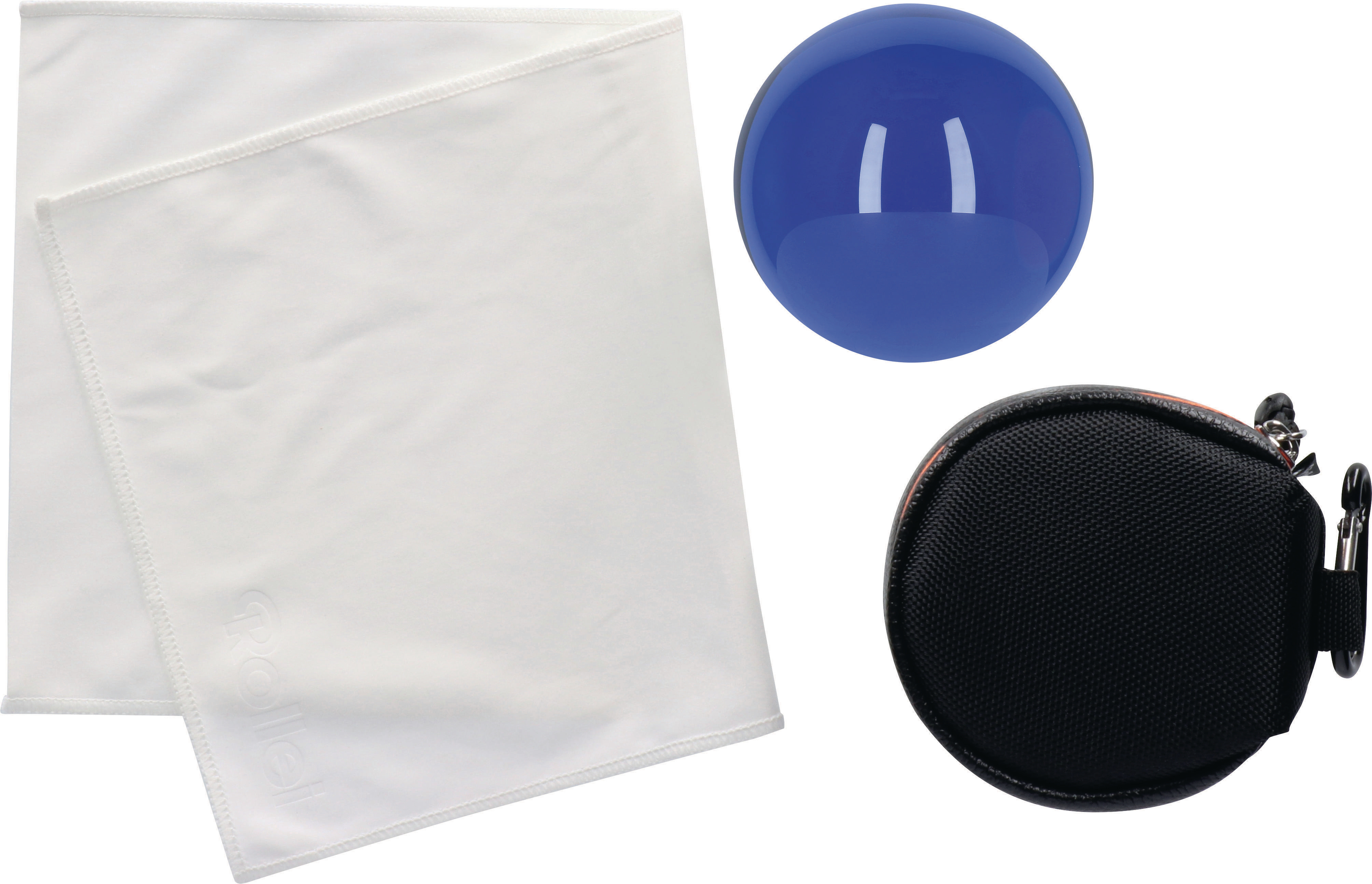 Weißes Handtuch, blauer Ball und eine schwarze und orangefarbene Tasche auf weißem Hintergrund. Artikel sind angeordnet.