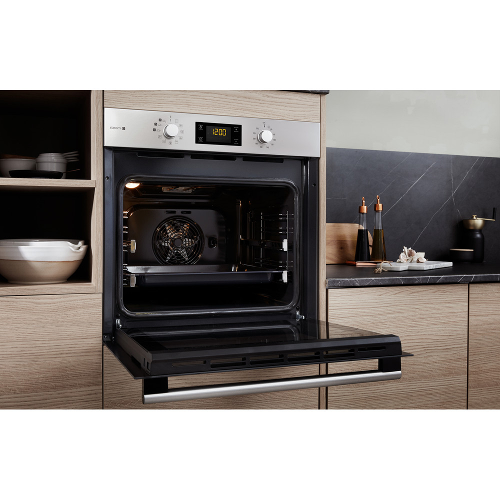 Offener Einbau-Backofen mit Digitaluhr, Holzküche.