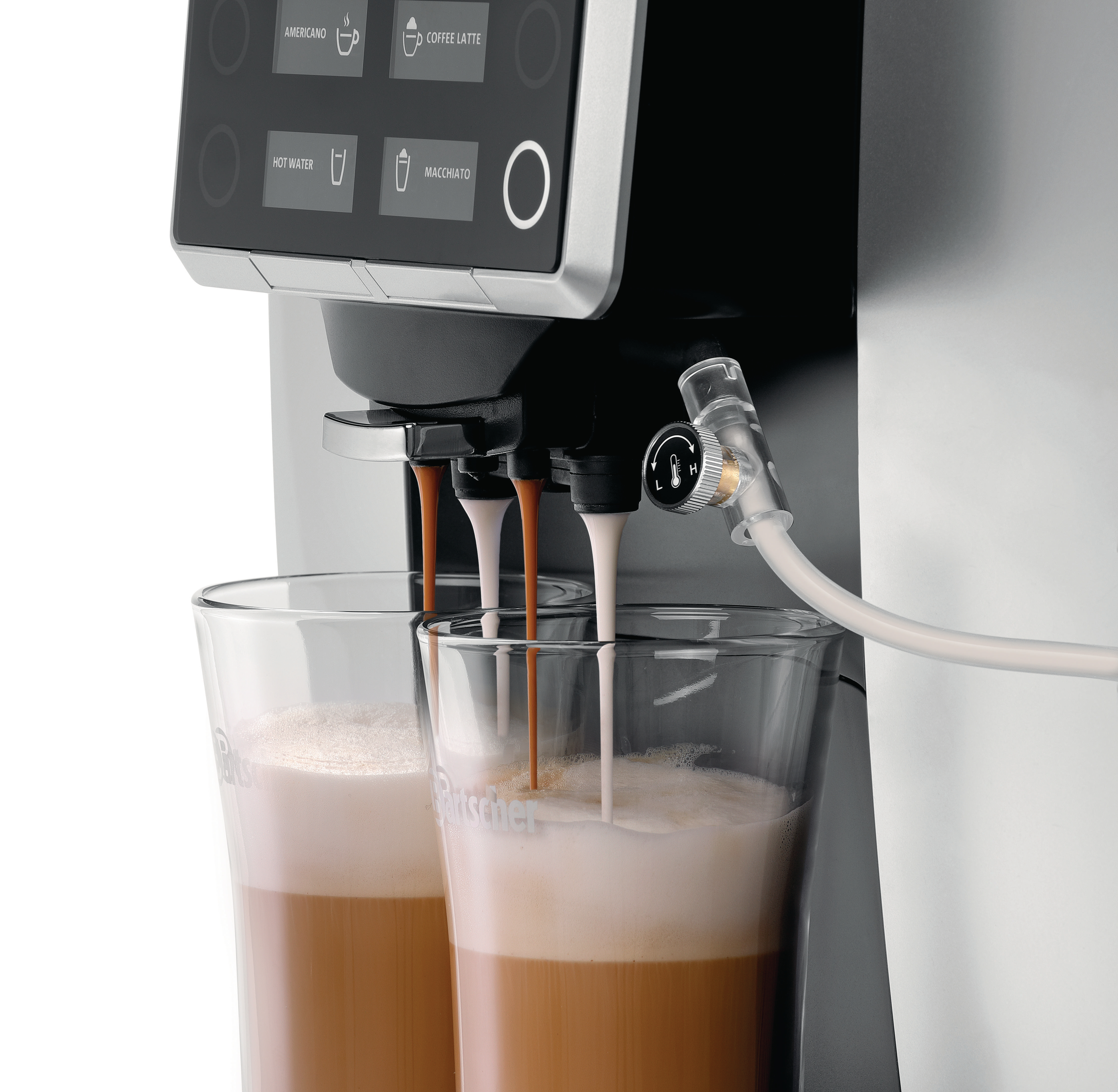 Kaffeemaschine brüht zwei Getränke in Gläser, mit Milch und braunem Kaffee.