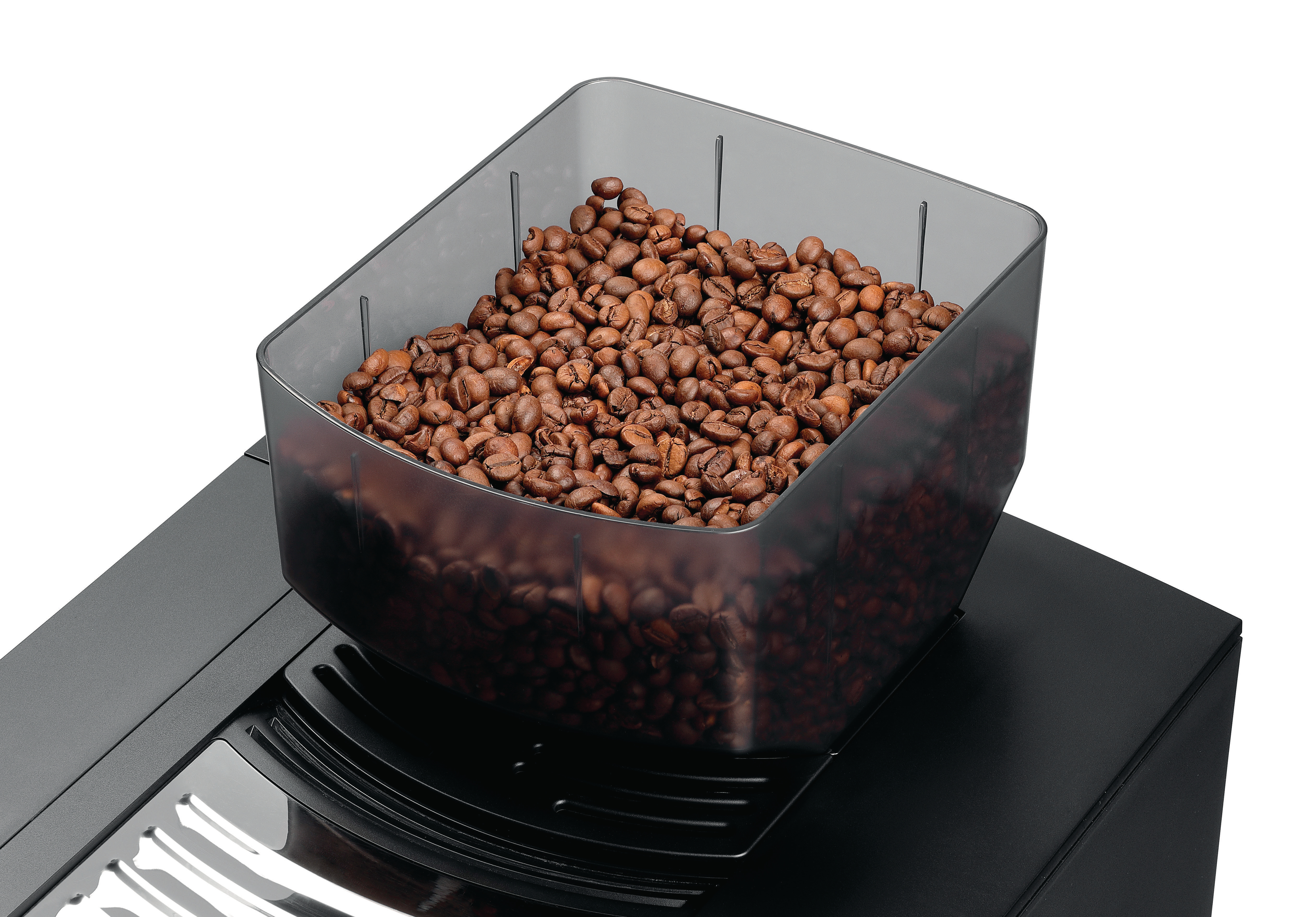 Ein transparenter Behälter voller gerösteter Kaffeebohnen auf einer schwarzen Kaffeemaschine.