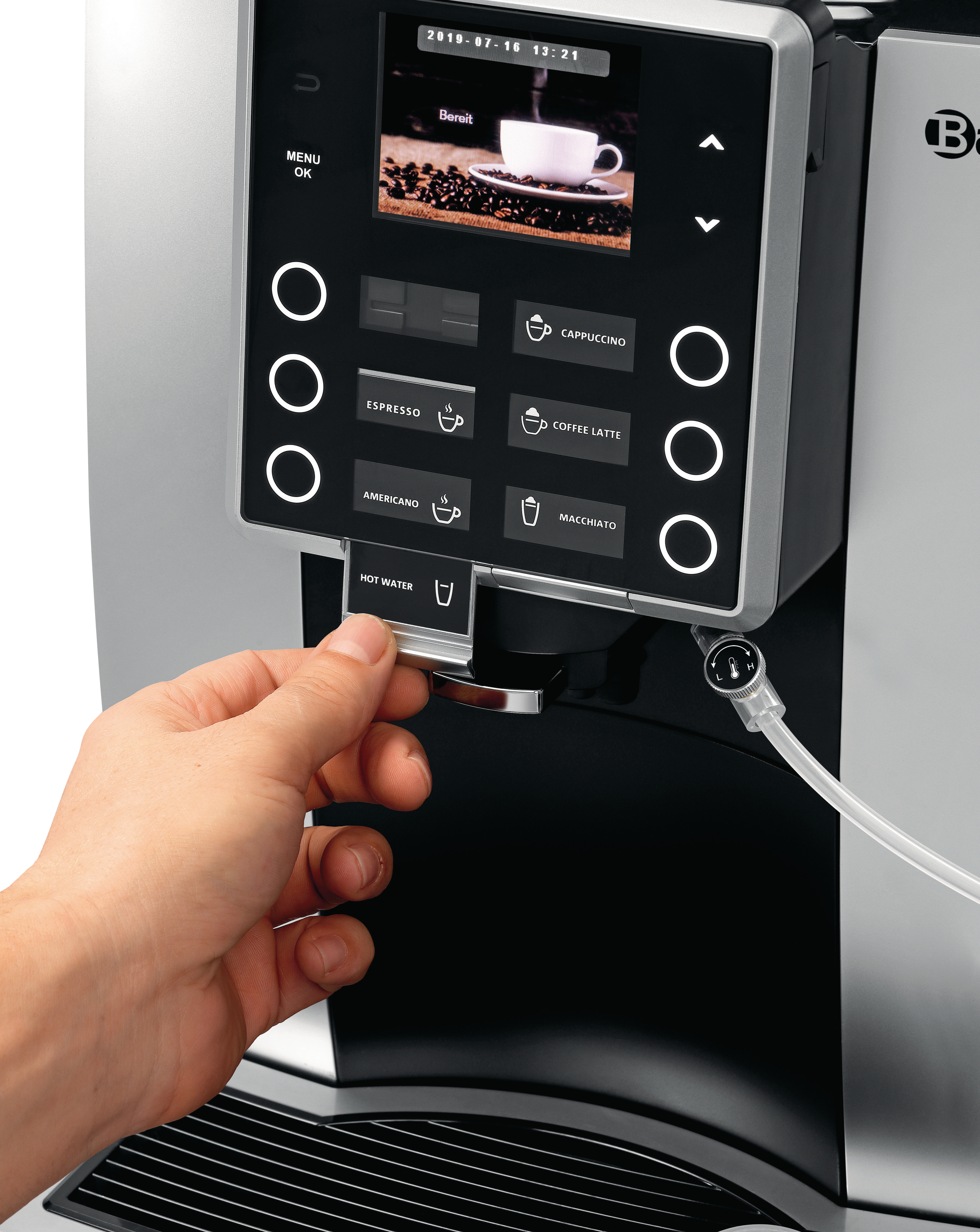 Eine Hand bedient eine Kaffeemaschine mit Tasten für Espresso, Cappuccino und mehr.