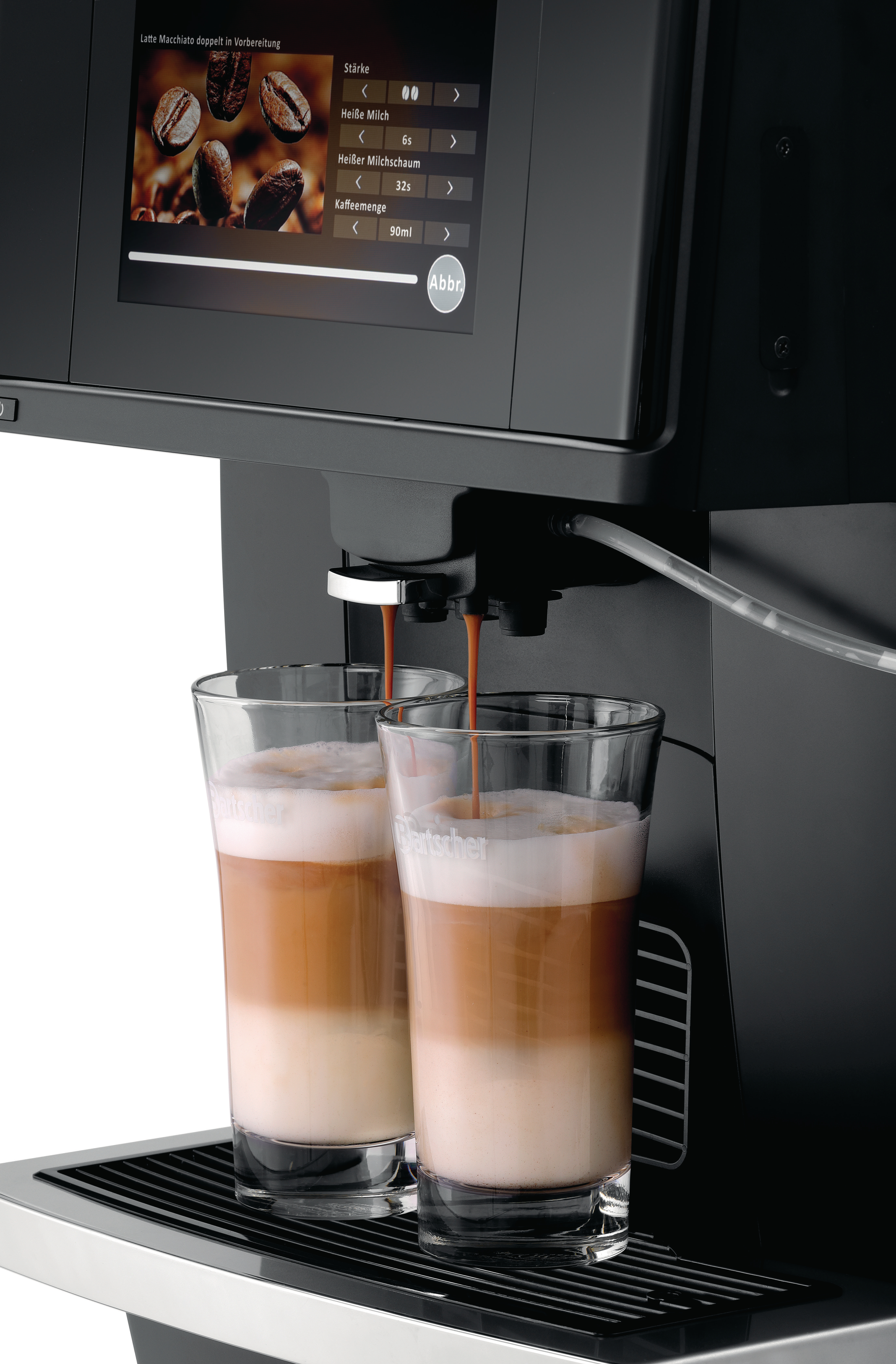 Kaffeemaschine bereitet zwei Latte Macchiatos zu, die in Gläser gefüllt werden.