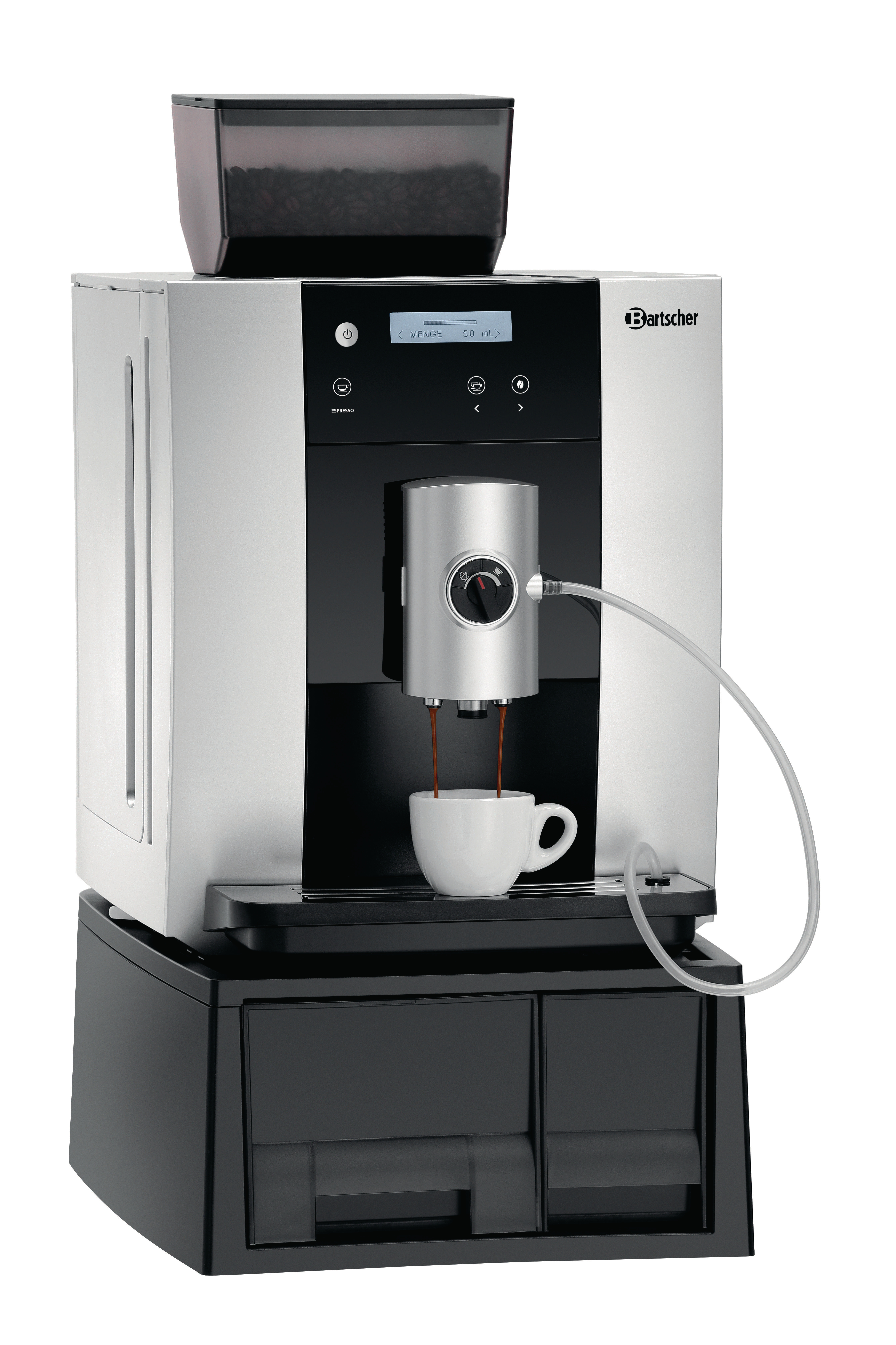 Eine silberne und schwarze Kaffeemaschine. Kaffee wird in eine weiße Tasse gegossen. Marke Bartscher.