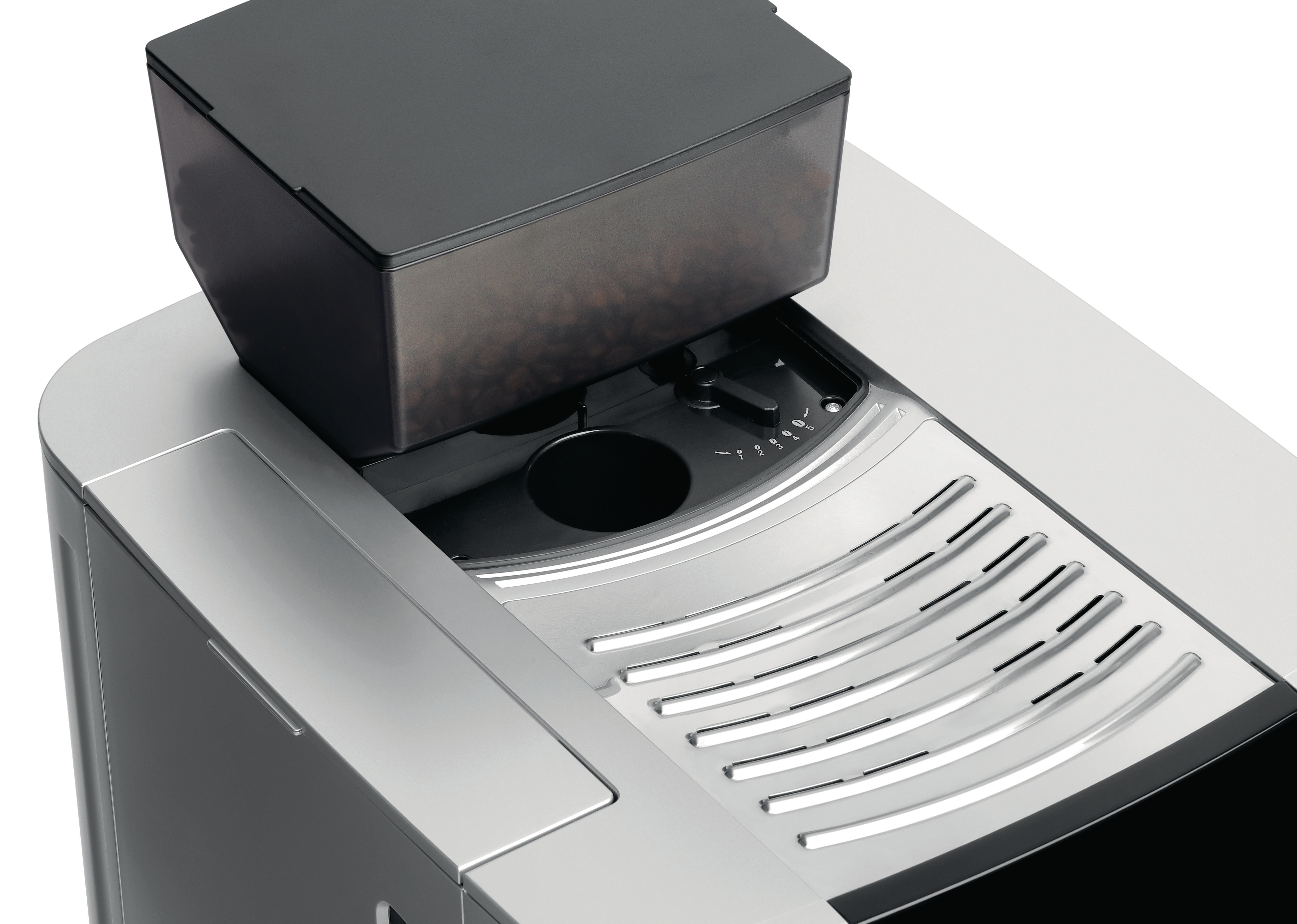 Nahaufnahme einer Kaffeemaschine mit Bohnen im Behälter und einer silbernen Platte mit Abtropfschale.
