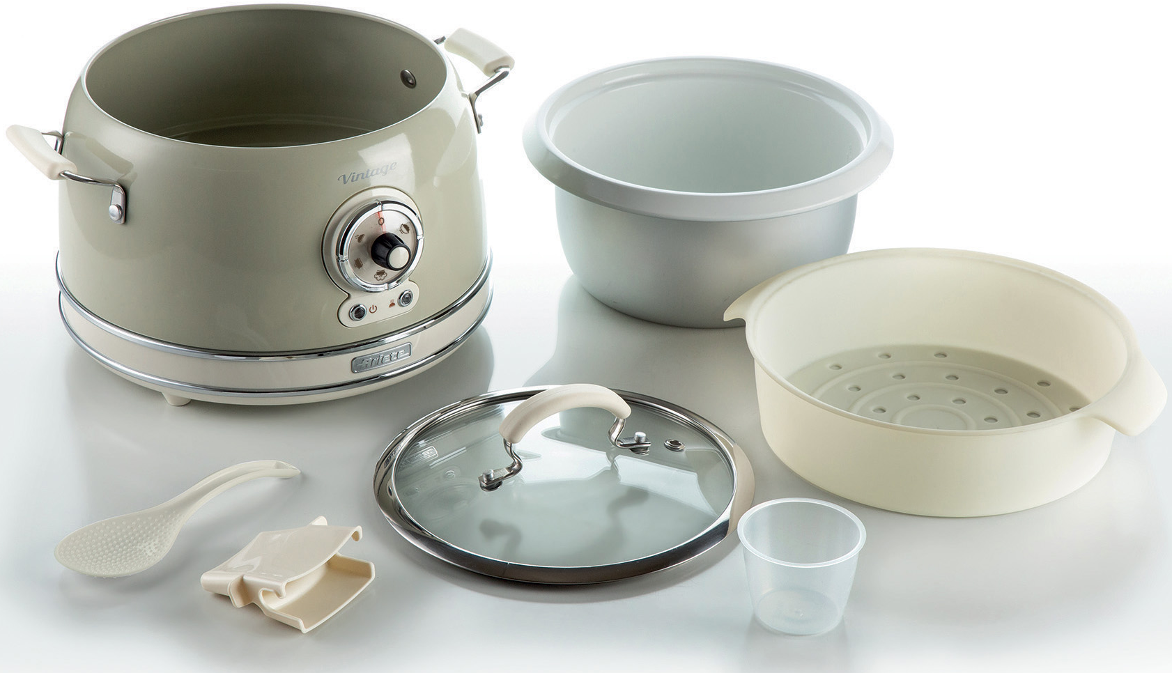 Appareil de cuisine démonté. Un cuiseur de riz beige avec plusieurs pièces et accessoires.