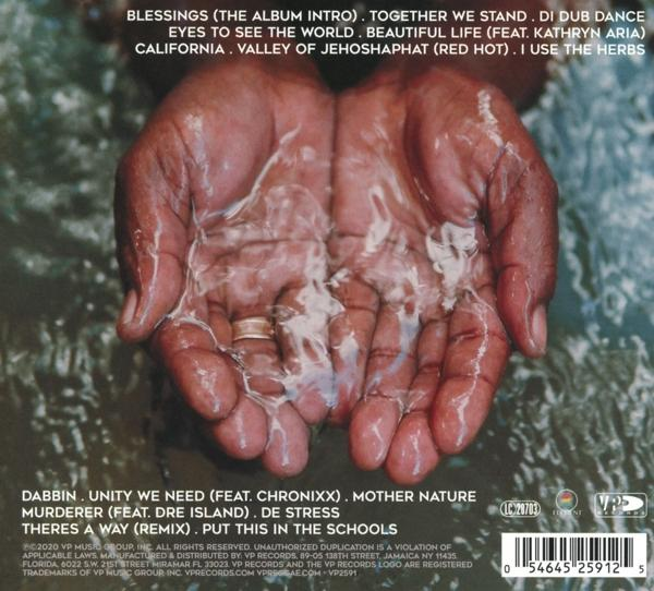 Albumcover mit Händen, die Wasser halten. Albumtitel und Titelliste sichtbar. Hintergrund ist eine Wasseroberfläche.