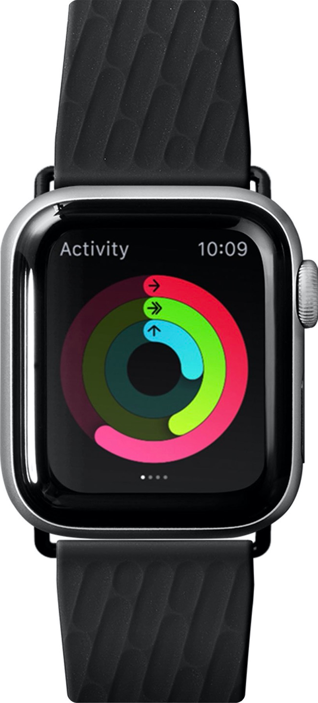 Smartwatch mit Aktivitätsringen und Uhrzeit. Schwarzes Armband, silbernes Gehäuse.