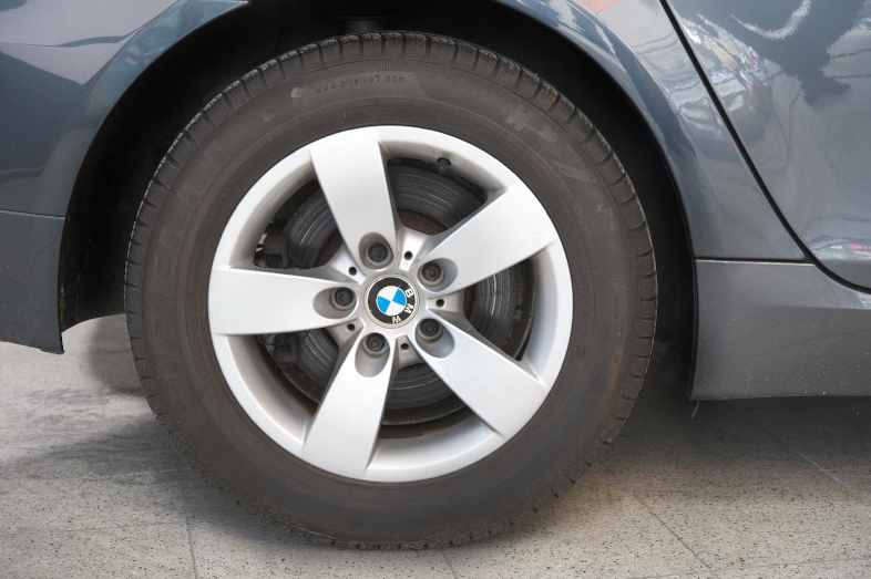 Egy autó gumiabroncsa és kereke. A kerék ezüstszínű, középen BMW logóval.