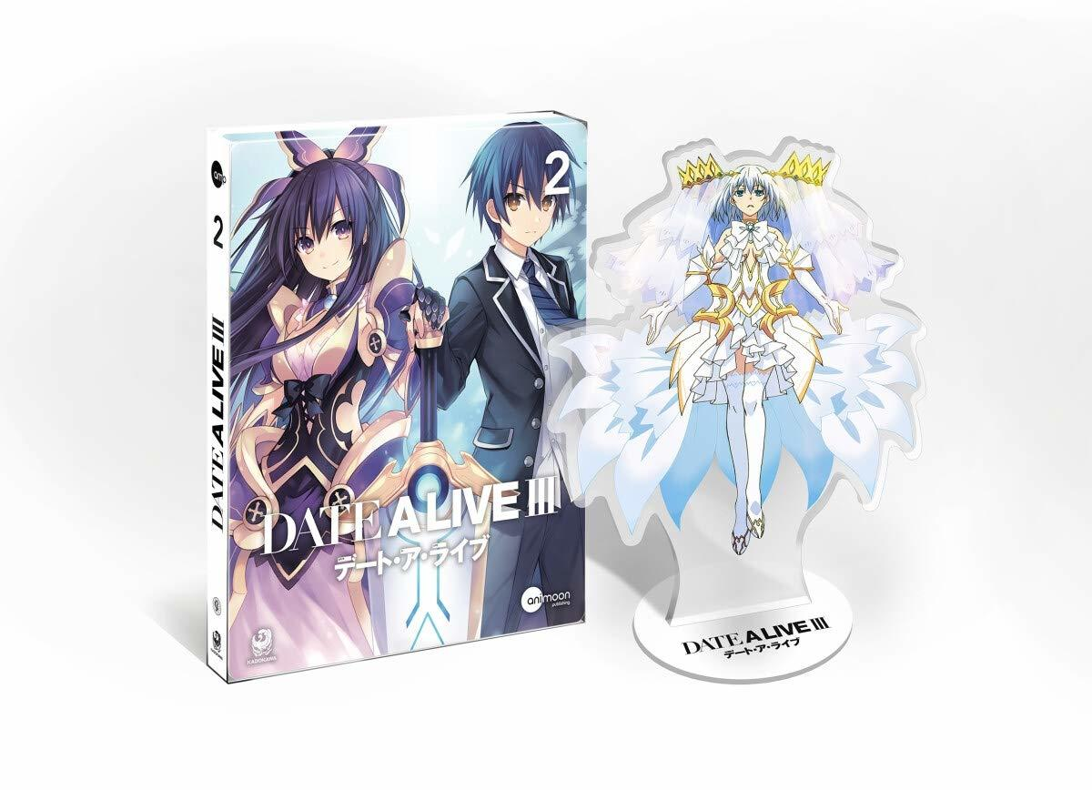 Anime-Box-Set und Charakterfigur auf Weiß. Die Box zeigt zwei Charaktere.