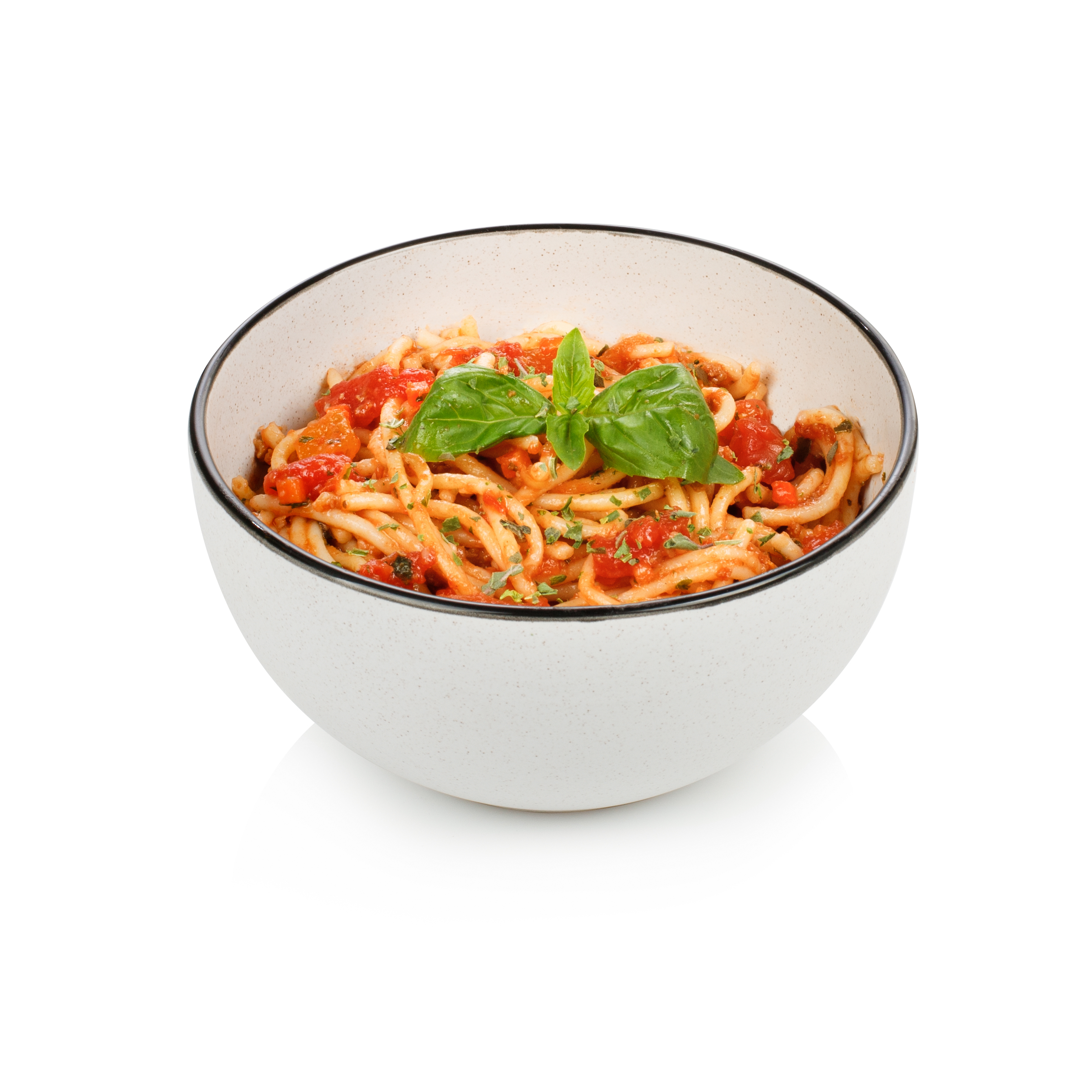 Cuenco de espaguetis con salsa de tomate y adorno de albahaca. Fondo blanco.