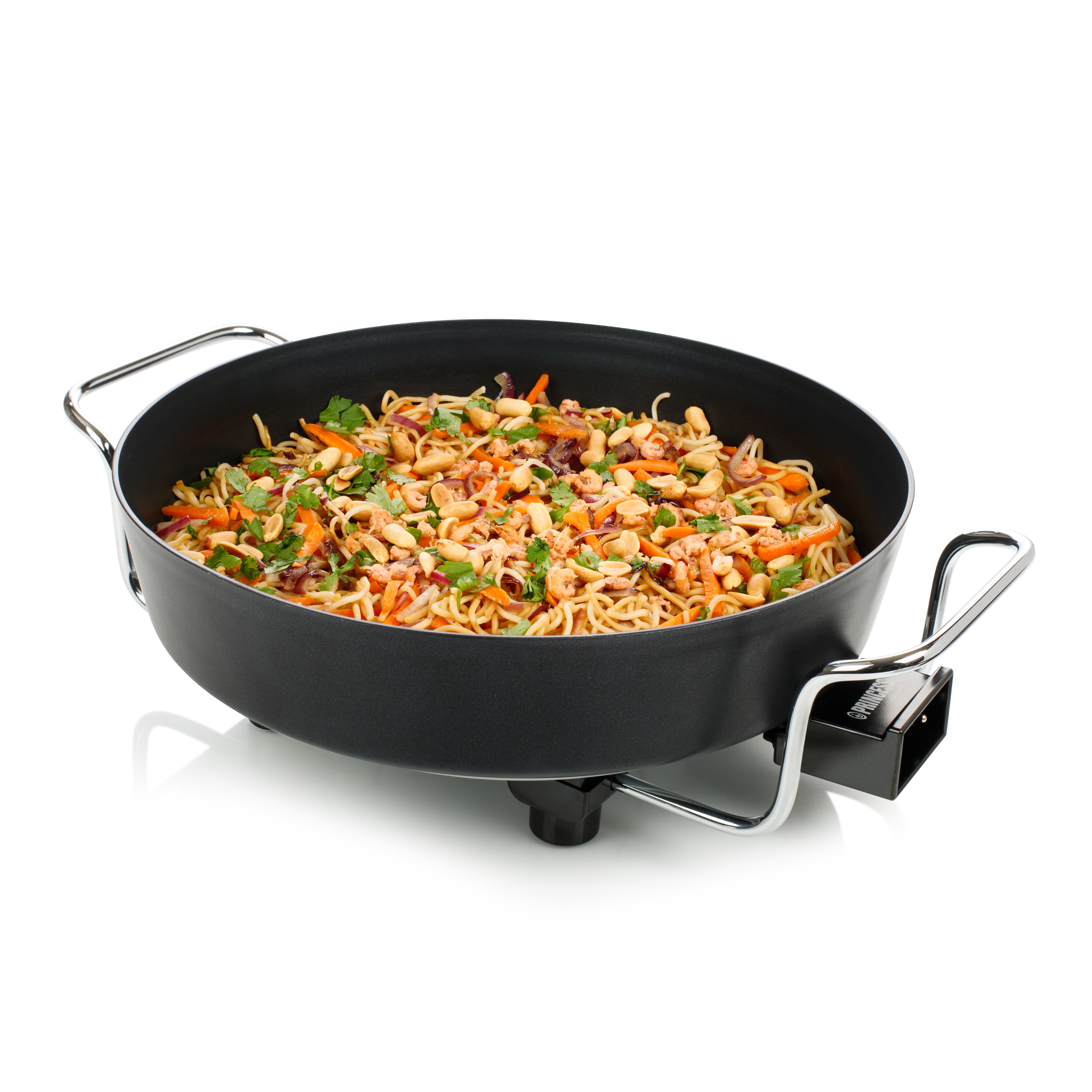 Sartén wok eléctrica negra llena de fideos, verduras y cacahuetes, vista desde arriba.