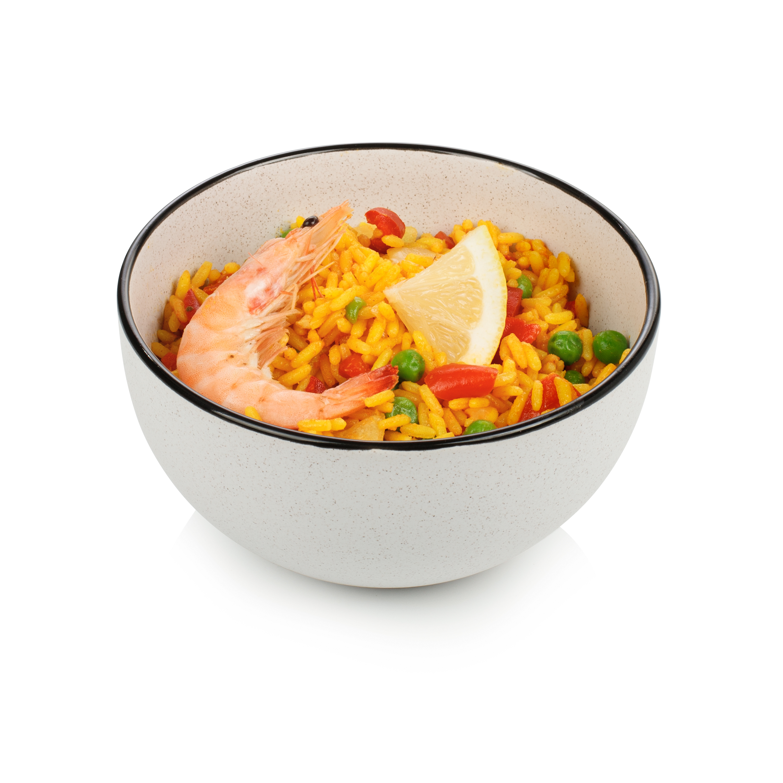 Bol de paella con camarones, limón y guisantes. Bol blanco, fondo blanco.