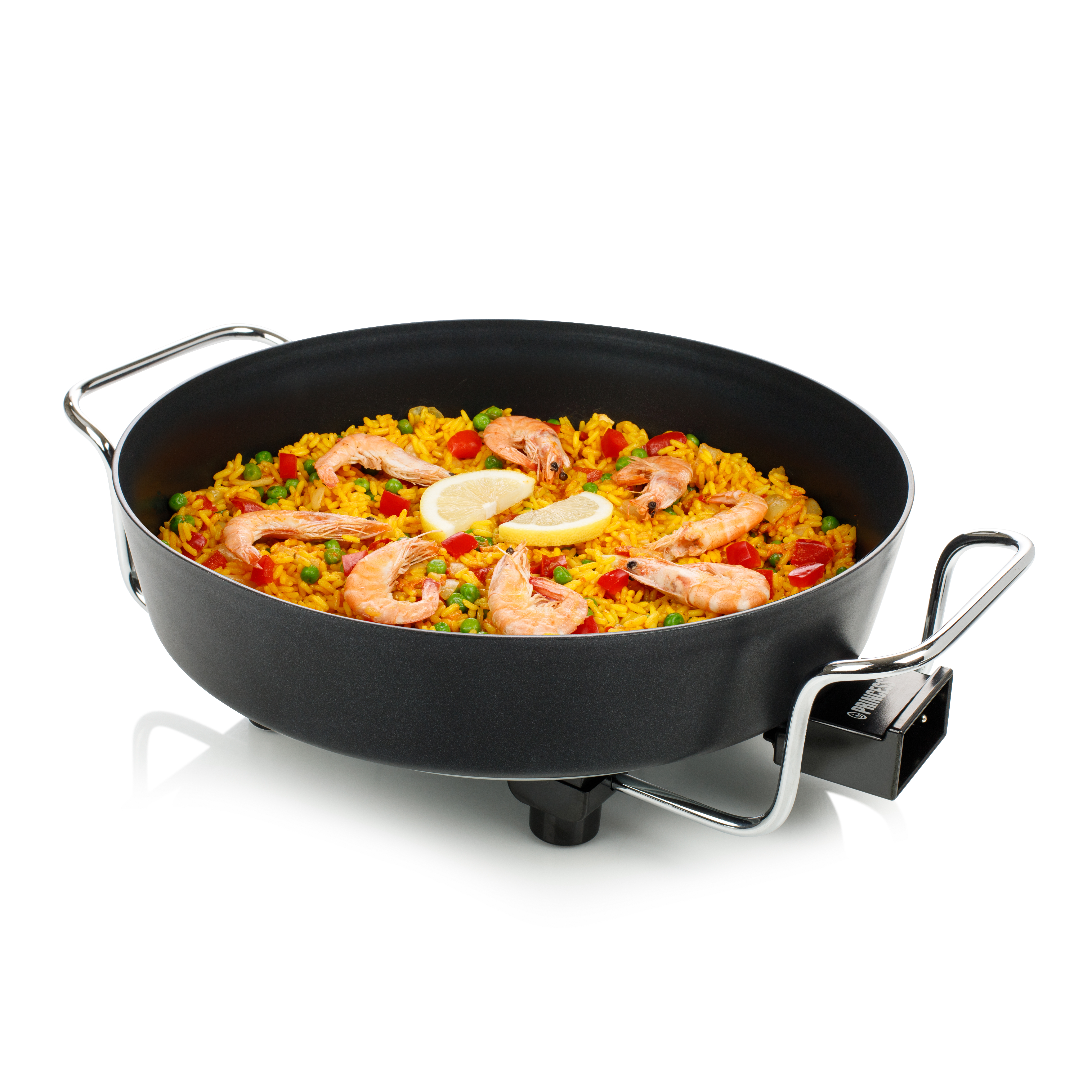 Plato de paella con arroz, camarones, rodajas de limón y verduras.