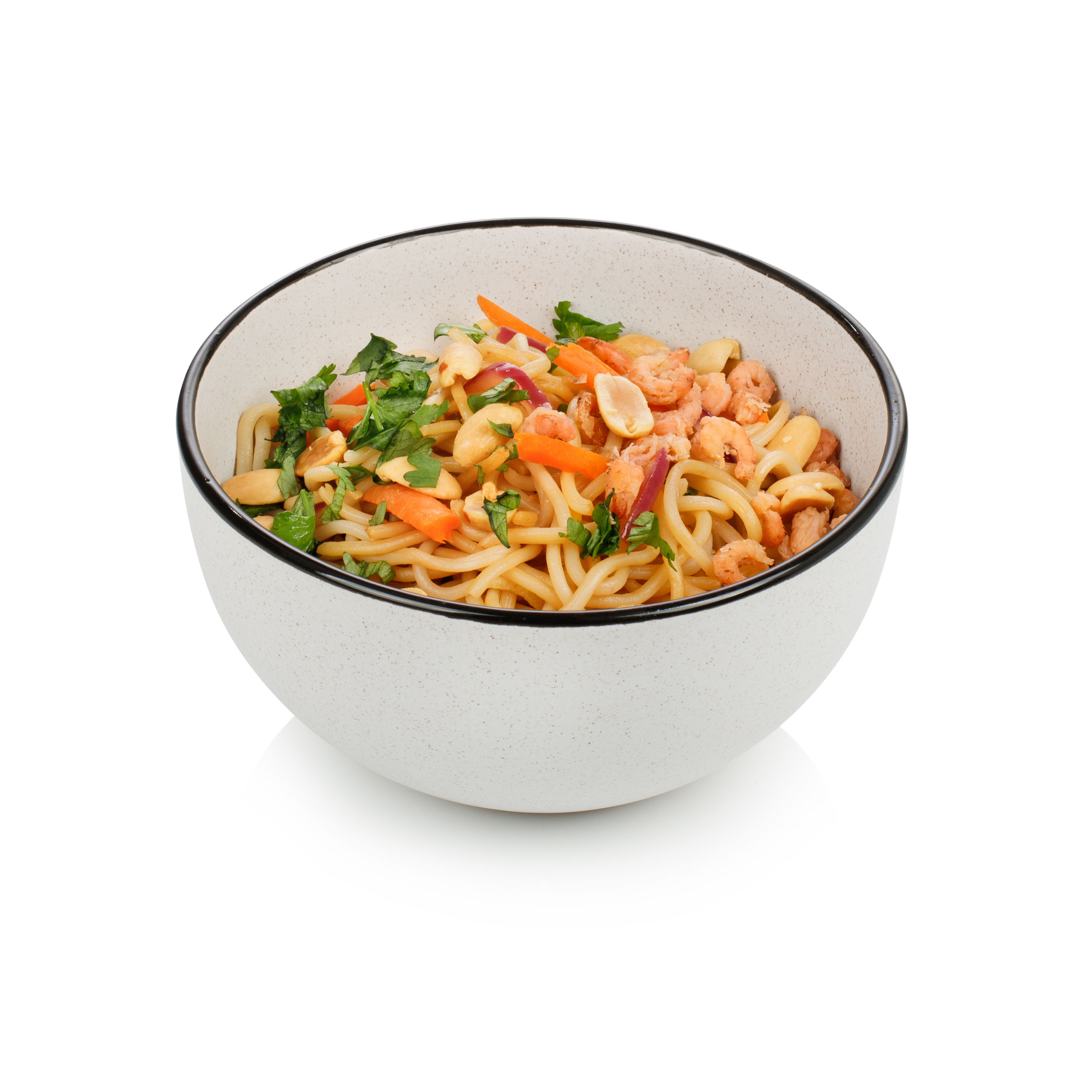 Bol con fideos, cacahuetes, camarones, verduras y hierbas. Bol blanco moteado. Fondo blanco.