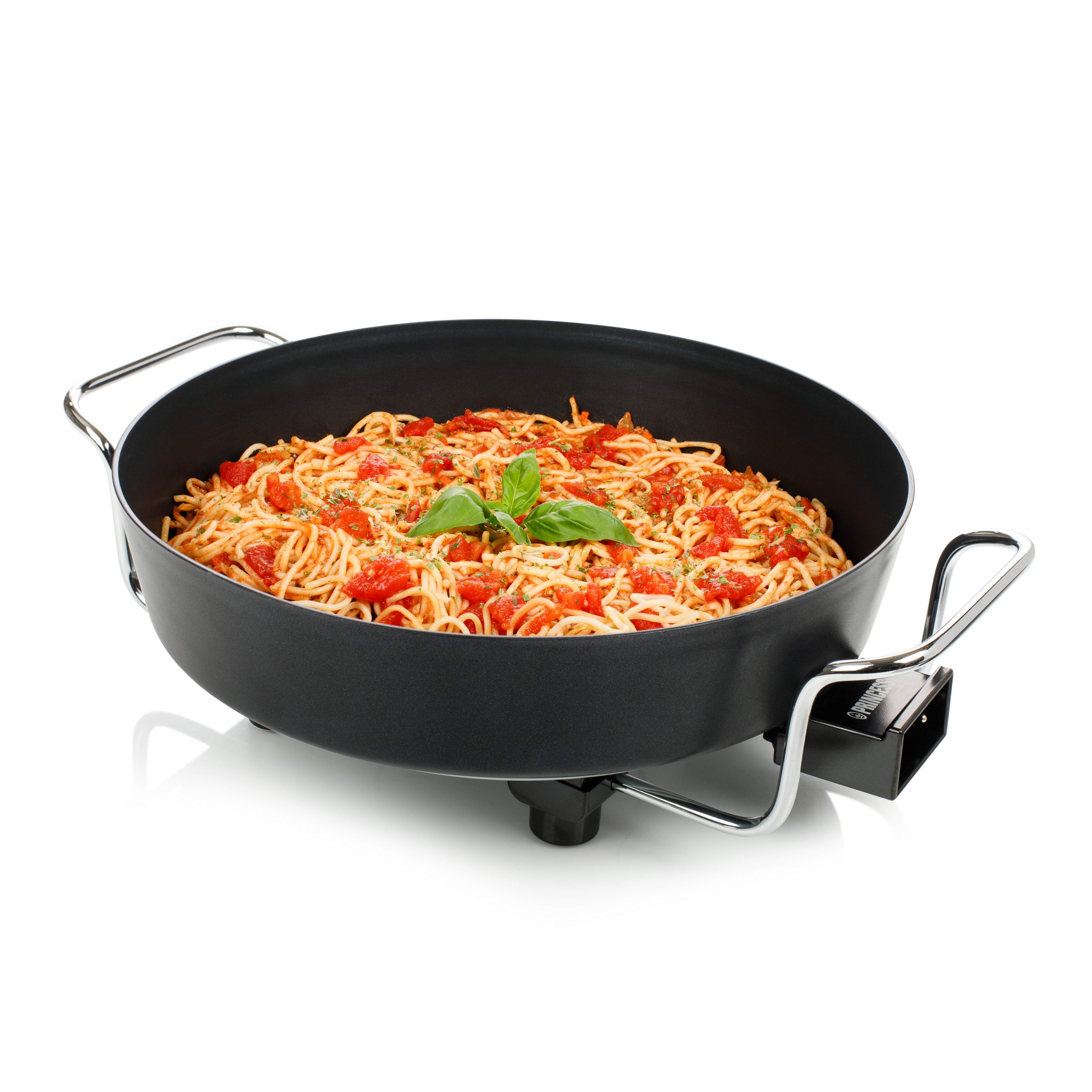 Una sartén eléctrica negra llena de espaguetis y salsa de tomate con albahaca.