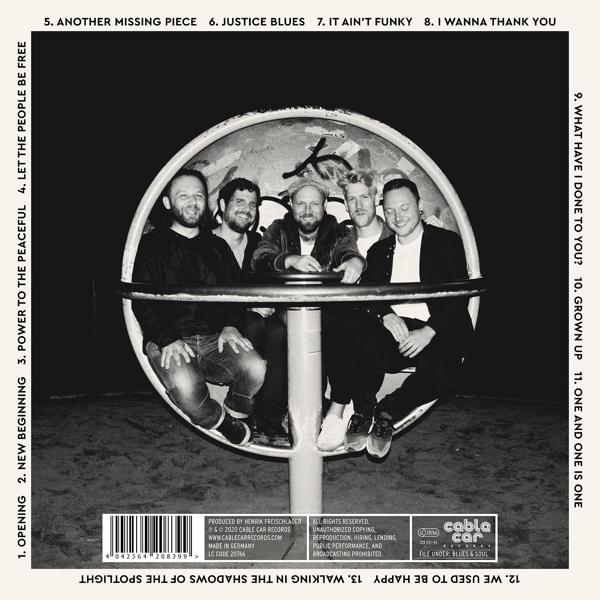 Albumcover mit sechs Personen um eine kreisförmige Struktur. Titel und Titelliste sind sichtbar.