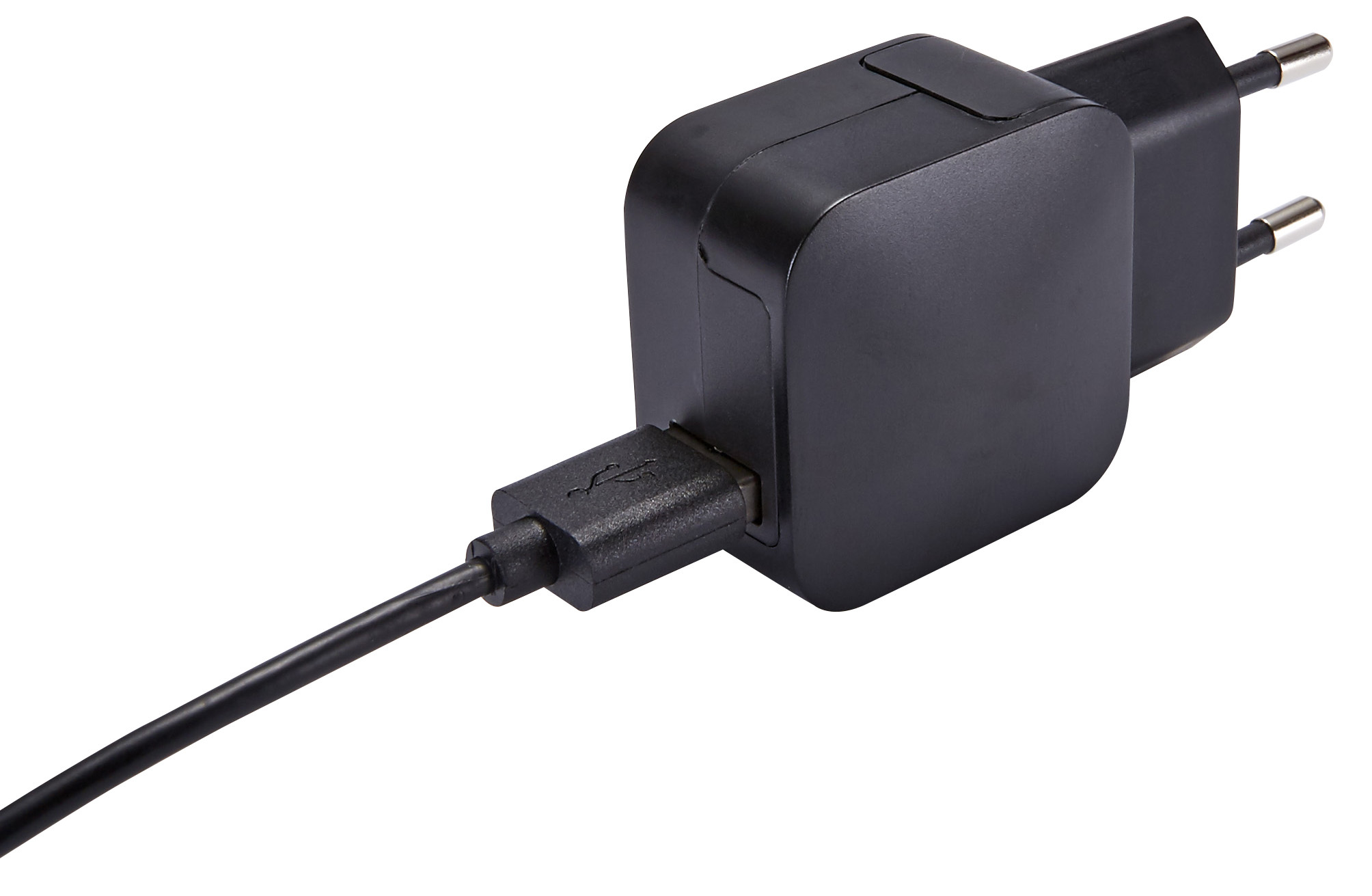 Schwarzes Ladegerät mit eingestecktem USB-Kabel. Das Ladegerät hat zwei Stifte für die Steckdose.