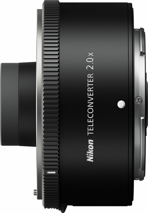 Schwarzes Kameraobjektiv mit weißem Nikon Teleconverter 2.0x Text. Die Seite wird gezeigt.