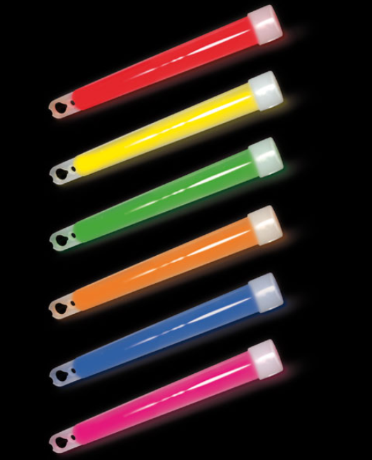 Sechs Knicklichter in verschiedenen Farben: rot, gelb, grün, orange, blau und pink auf schwarzem Grund.