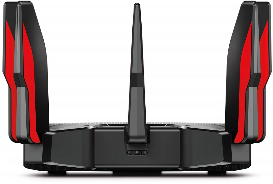 Fekete router három antennával és piros részletekkel, elölről nézve.
