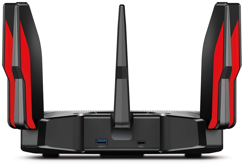 Egy fekete router három antennával. Az antennák pirosak és feketék.