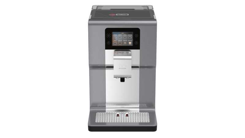Silber-graue Kaffeemaschine auf weißem Hintergrund.