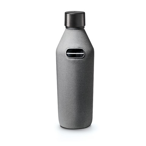Graue Wasserflasche mit schwarzem Deckel in einer grauen Hülle. Es hat einen Ausschnitt für die Hand.