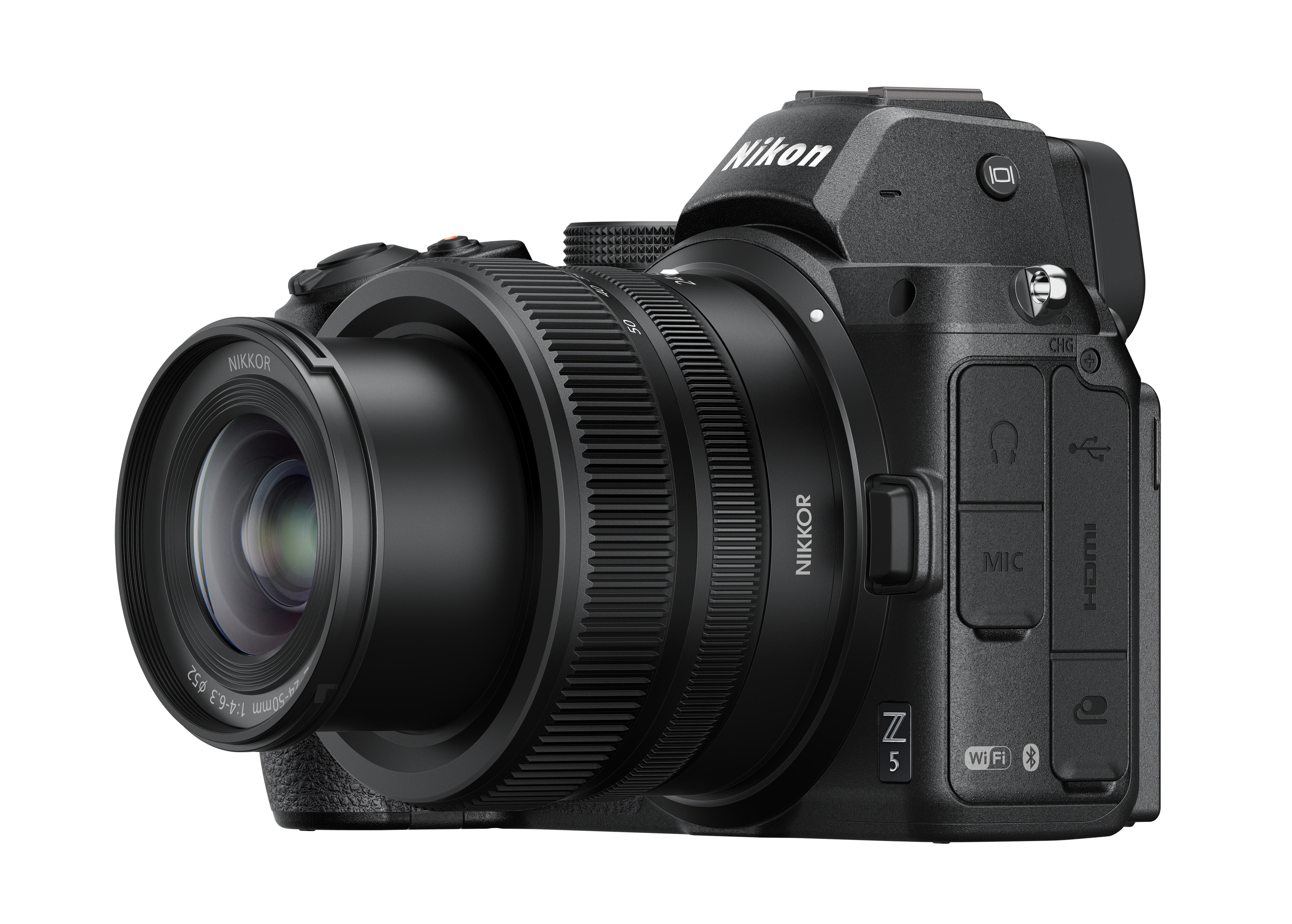 Eine schwarze Nikon Z 5 Kamera mit Objektiv, Seitenansicht, zeigt Objektiv, Gehäuse und Bedienelemente.
