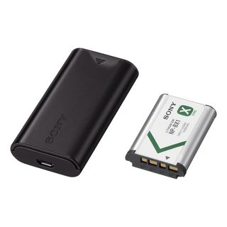 SONY ACC-TRDCX - Kit batteria e caricabatterie USB da viaggio (Nero/Argento/Verde)