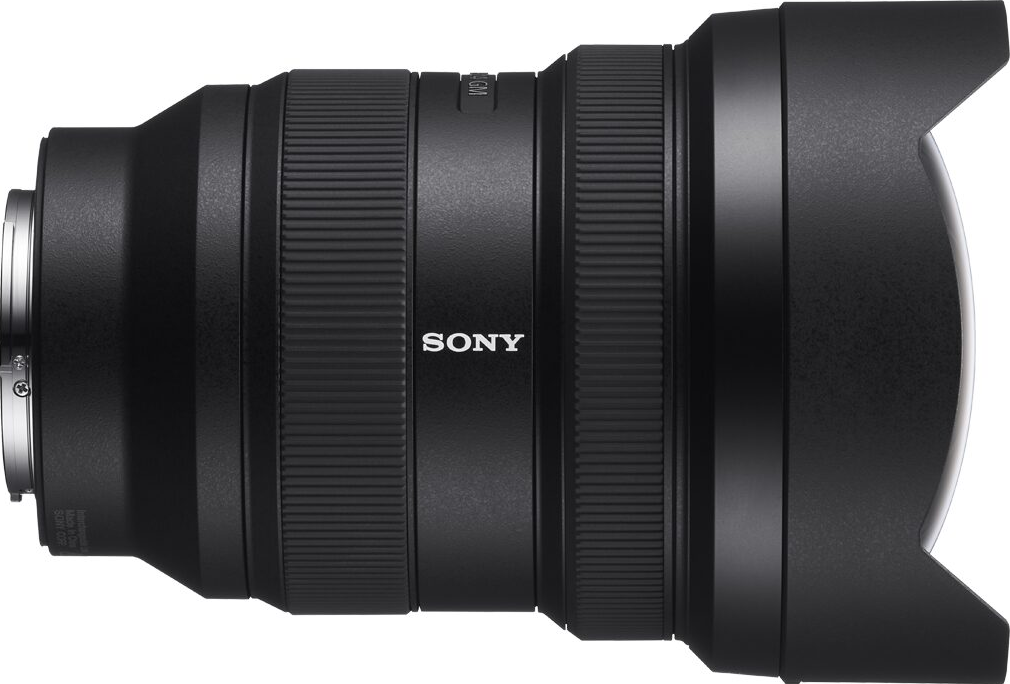 Schwarze Linse mit Sony-Logo. Zylindrischer Körper, Gegenlichtblende. Weißer Hintergrund.