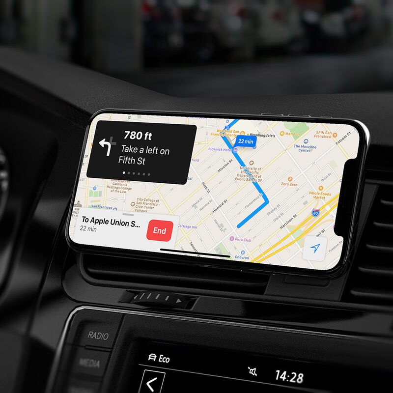 Ein Telefon in einer Autohalterung zeigt eine Karte mit Navigationsanweisungen.