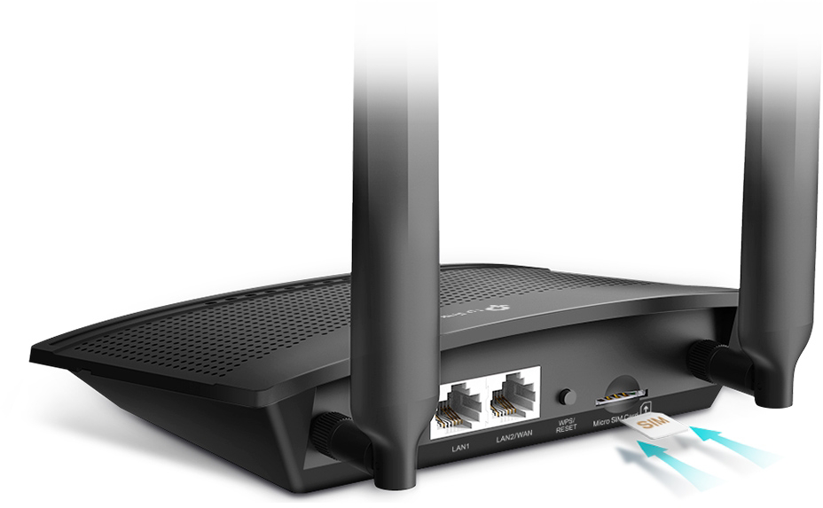Fekete router antennákkal. Egy SIM-kártyát helyeznek be. Hátsó nézet portokkal. Világos háttér.