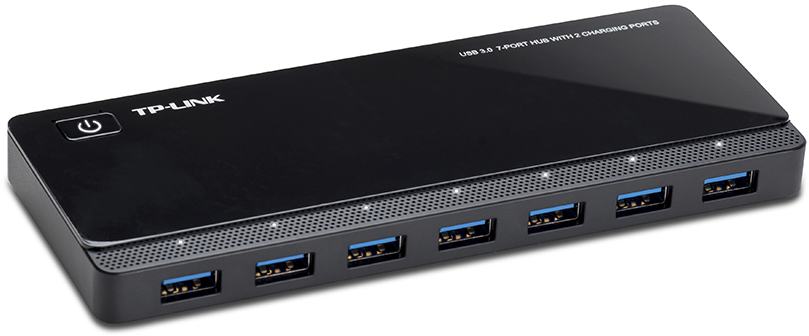 Egy fekete USB 3.0 7 portos hub 2 töltőporttal. Fehér háttér.