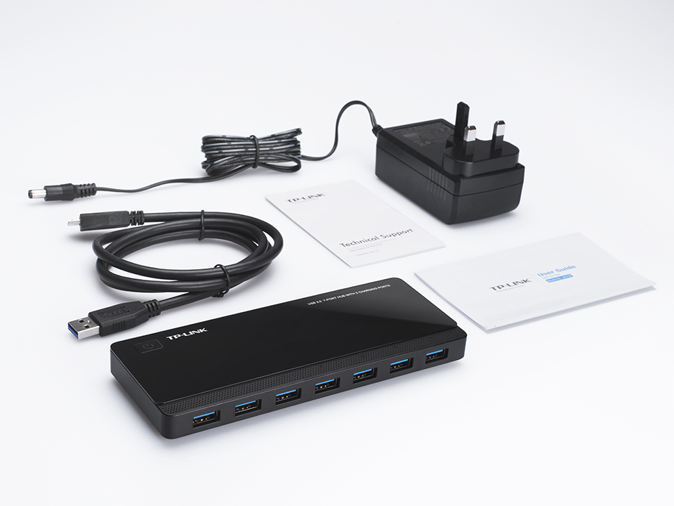 USB hub kábelekkel és hálózati adapterrel fehér háttérrel.