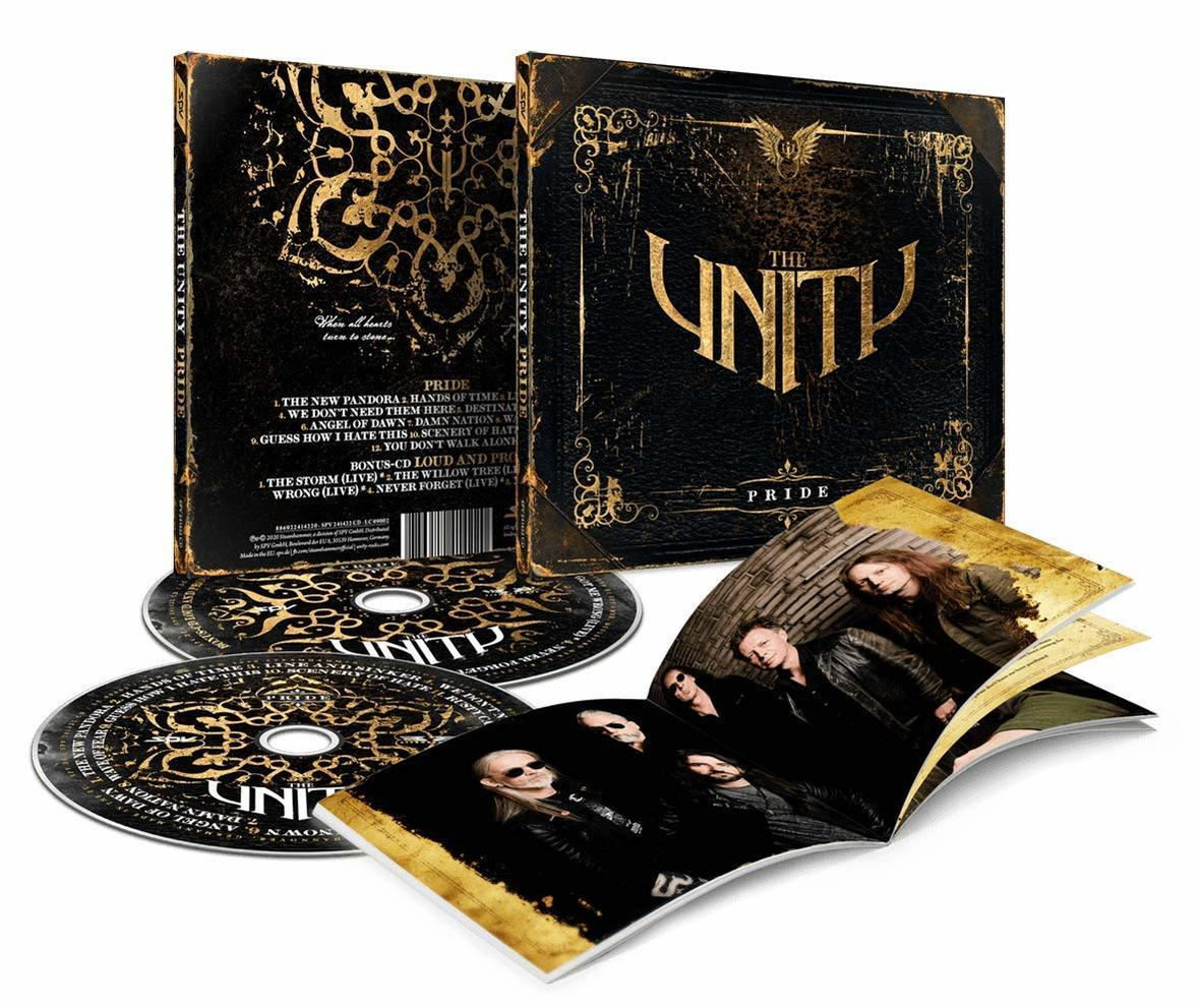 CD-Set mit mehreren Discs und einem Booklet. Schwarz-goldenes Design, Bandmitglieder sichtbar.