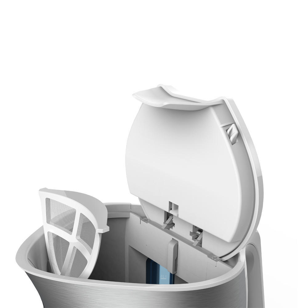 Offener weißer Wasserkocher mit Filter. Innen ist ein Heizelement sichtbar.