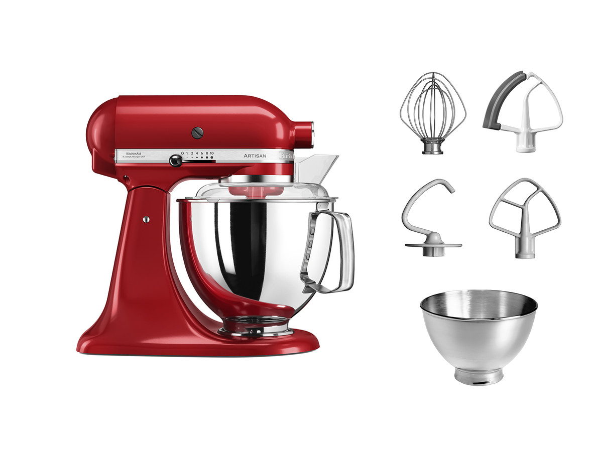 Ein roter KitchenAid Küchenmixer mit Aufsätzen und einer Edelstahl-Rührschüssel.