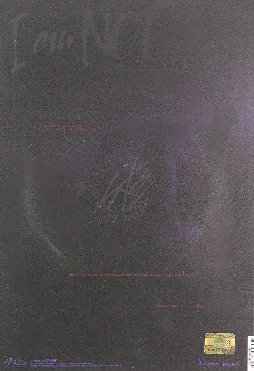 Albumcover von Stray Kids, schwarzer Hintergrund mit weißem Text und holografischem Aufkleber in der Ecke.