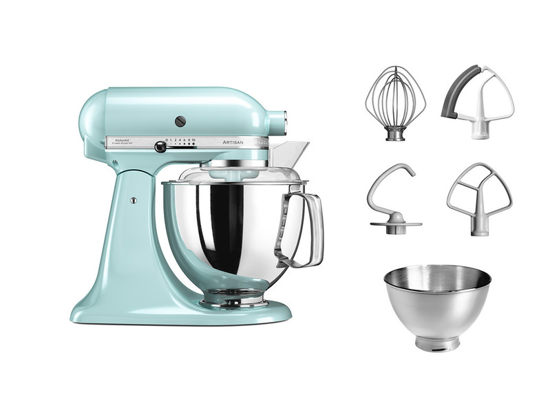KitchenAid-Mixer und Aufsätze, hellblaue Farbe, auf weißem Hintergrund.