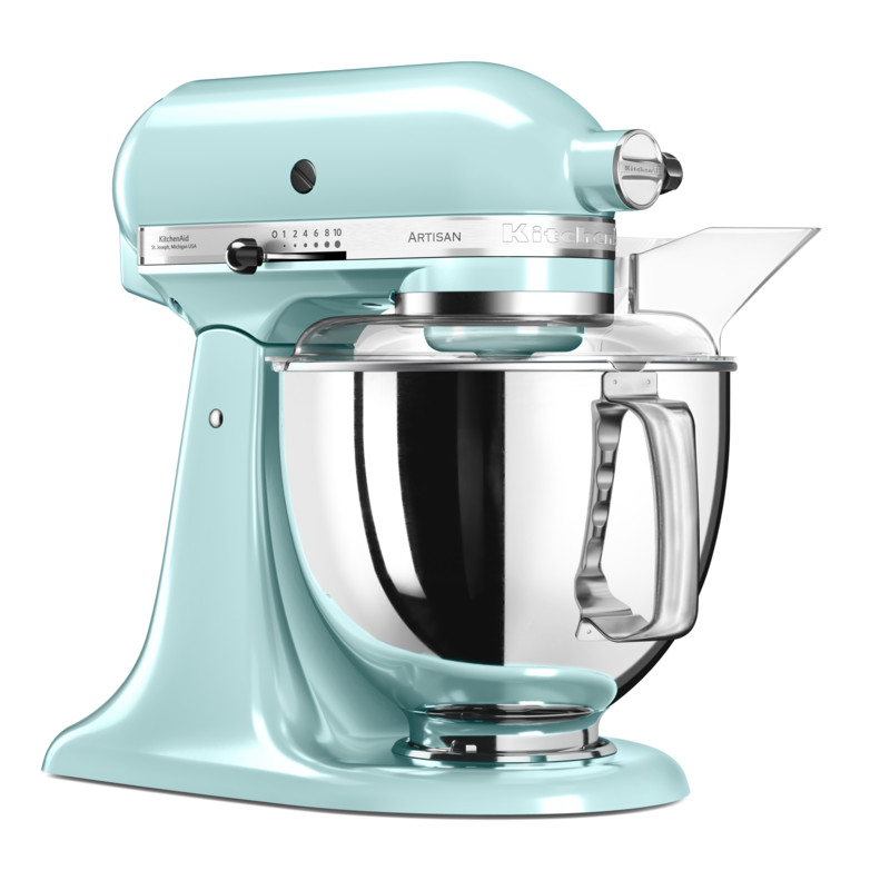 Ein hellblauer KitchenAid-Küchenmixer mit einer Edelstahlschüssel und einem durchsichtigen Kunststoffschild.