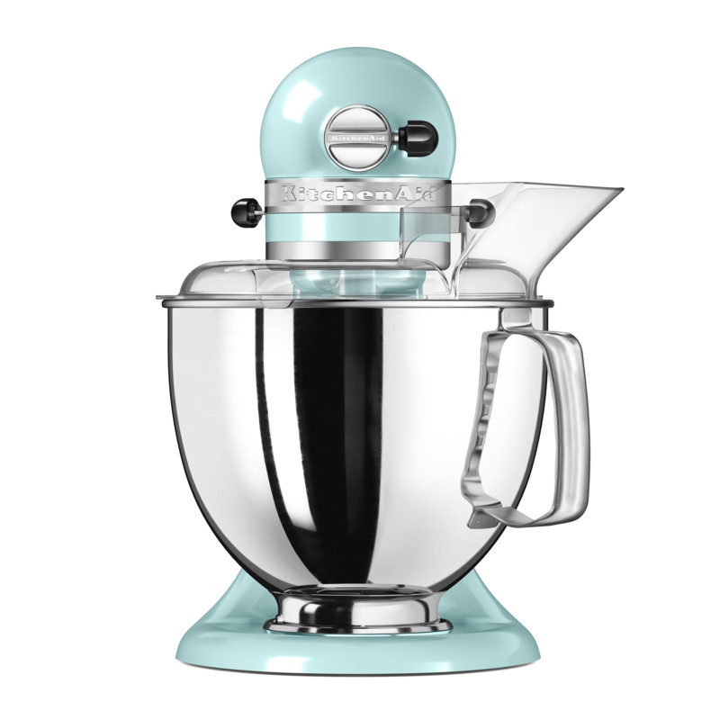 Hellblauer KitchenAid-Mixer mit Edelstahl-Schüssel und transparentem Kunststoffschutz. Er befindet sich auf weißem Hintergrund.