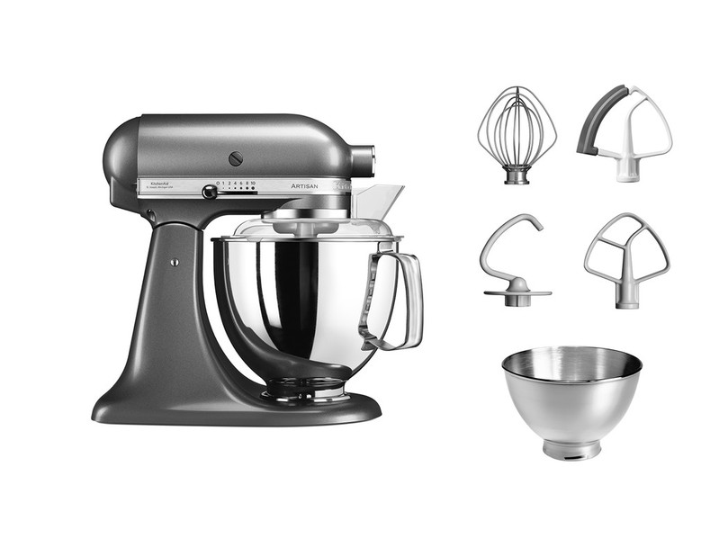 Grauer KitchenAid-Mixer mit verschiedenen Aufsätzen und einer Schüssel auf weißem Hintergrund.