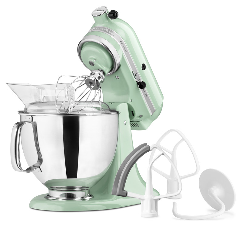 Minzgrüner KitchenAid-Küchenmixer mit Aufsätzen. Weißer Hintergrund, Edelstahlschüssel.
