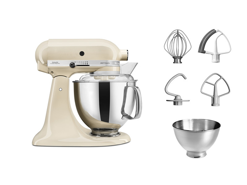KitchenAid Artisan Mixer, beige, mit Zubehör und einer Schüssel. Weißer Hintergrund.