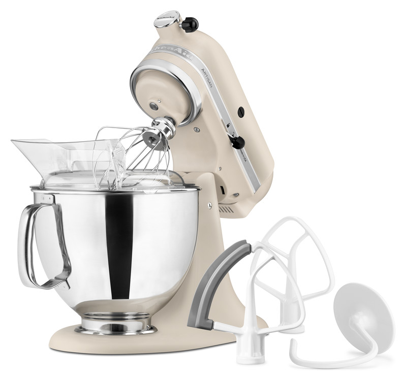 Ein cremefarbener KitchenAid-Küchenmixer mit Aufsätzen auf weißem Hintergrund.