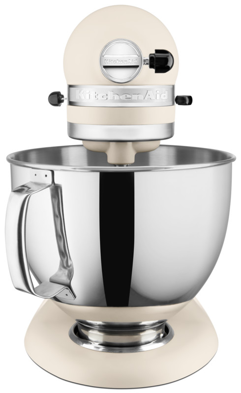 Ein cremefarbener KitchenAid-Küchenmixer. Er hat eine Edelstahlschüssel.
