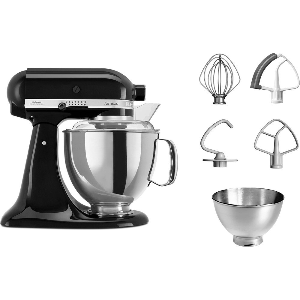 Schwarzer KitchenAid-Mixer mit Zubehör. Mixer links. Zubehör: Schneebesen, Knethaken, Rührwerk, Schüssel.