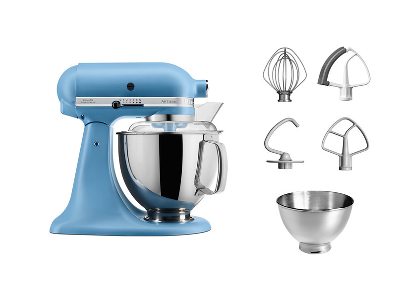 Ein hellblauer KitchenAid-Küchenmixer mit Aufsätzen, einschließlich einer Schüssel.