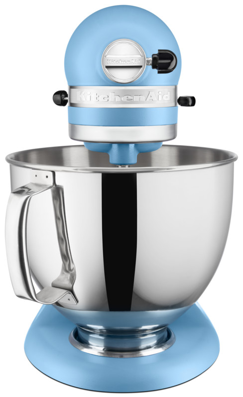 Himmelblauer KitchenAid-Mixer mit silberner Schüssel. Weißer Hintergrund.